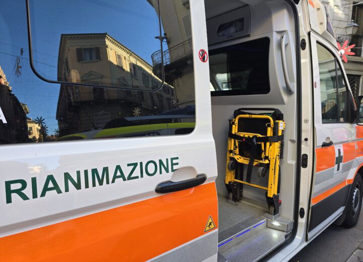 Incidente al sottopasso in via Maggioli: pedone investito