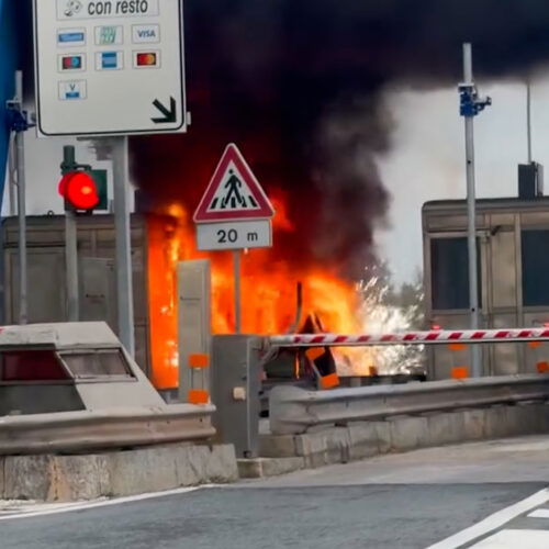 Auto in fiamme nel casello di Alessandria Sud: sul posto i Vigili del Fuoco