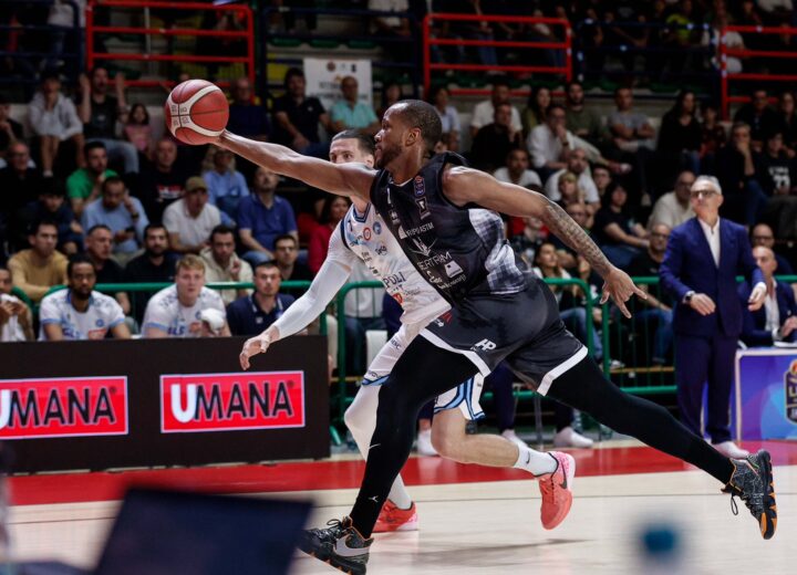 Bertram Derthona cade anche contro Napoli nell’ultima gara in casa della stagione: addio playoff