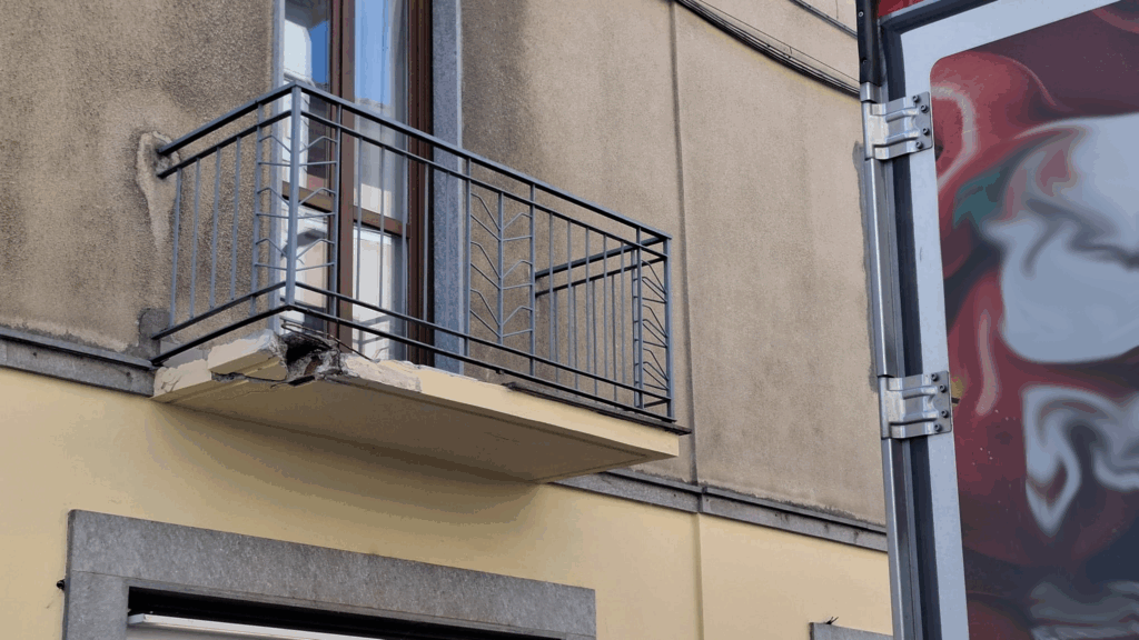 Camion urta balcone via Guasco Alessandria 30 maggio 2025