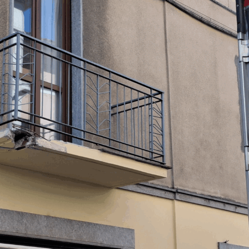 Camion urta balcone: chiusa via Guasco ad Alessandria