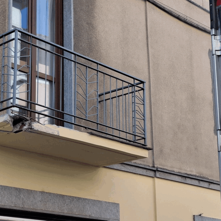 Camion urta balcone: riaperta via Guasco ad Alessandria