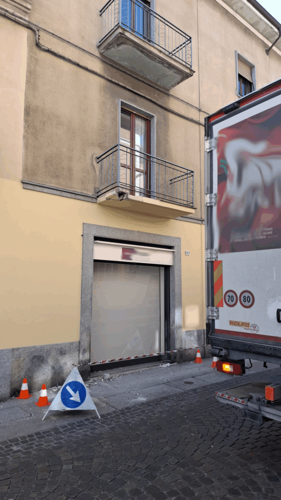 Camion urta balcone via Guasco Alessandria 30 maggio 2025