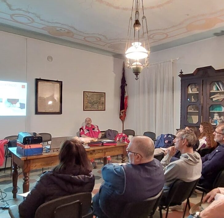A Monte Valenza venti persone con il certificato per l’uso del defibrillatore