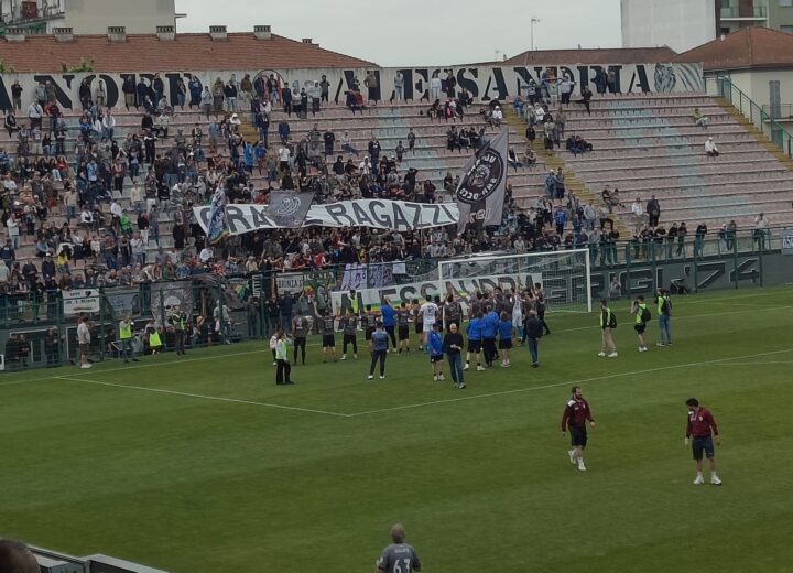 “Grazie ragazzi”: la Gradinata Nord festeggia i Grigi neopromossi in Eccellenza
