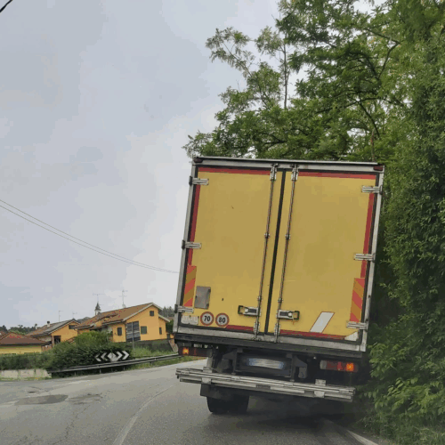 Furgone fuori strada a Valmadonna: traffico fortemente rallentato