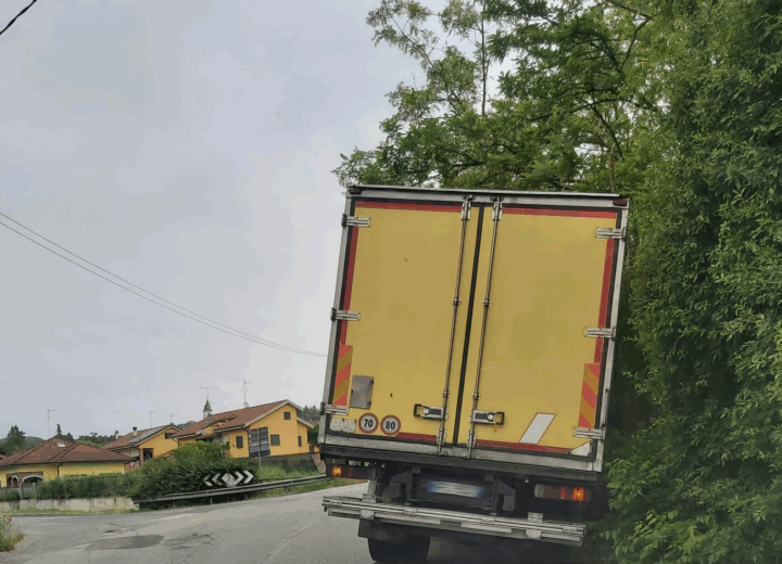 Furgone fuori strada a Valmadonna: traffico fortemente rallentato