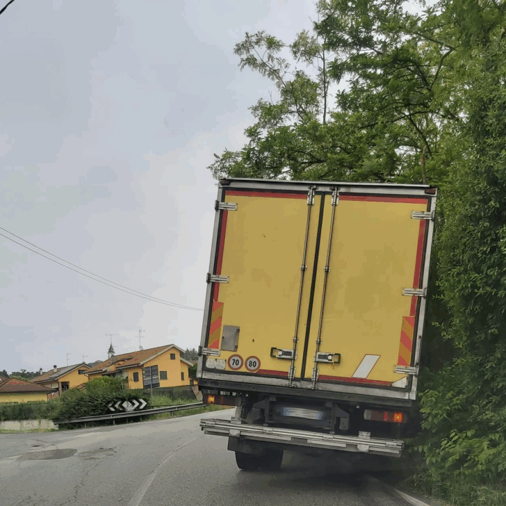 Furgone fuori strada a Valmadonna: traffico fortemente rallentato