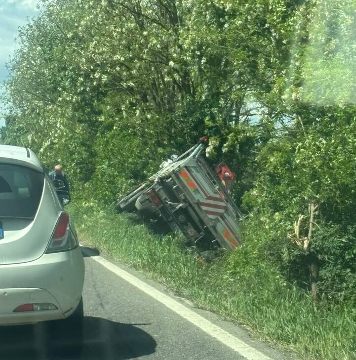 Furgone fuori strada a Torre Garofoli: rallentamenti
