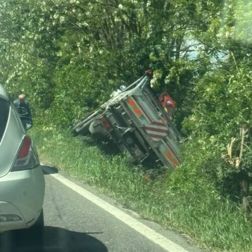 Furgone fuori strada a Torre Garofoli: rallentamenti
