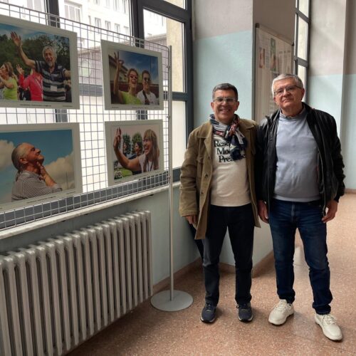 Dieci anni di sorrisi: lo Yoga della risata in mostra all’ospedale di Alessandria