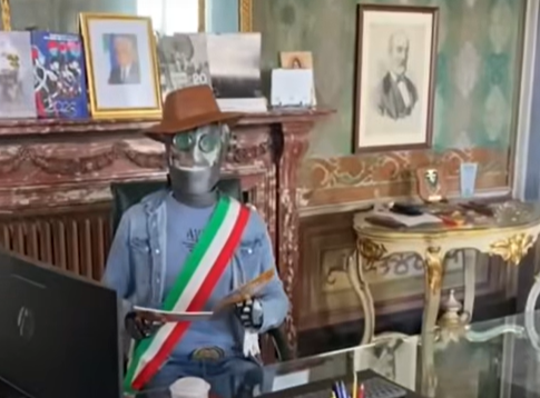 “Colpo di stato” a Casale: Giandroide con la fascia tricolore