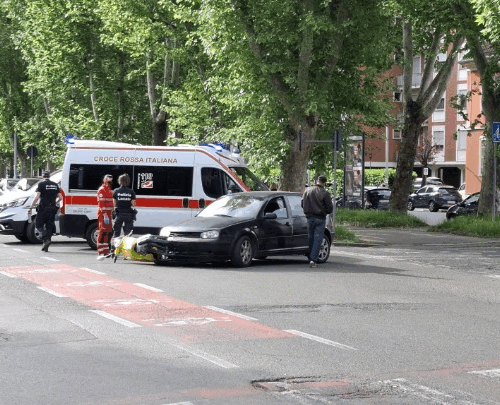 Scontro tra un’auto e una moto in Spalto Marengo ad Alessandria: un ferito lieve