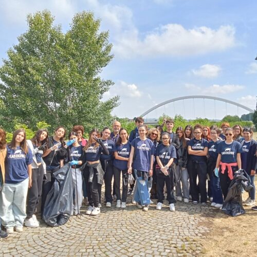 Raccolta rifiuti ad Alessandria degli studenti del Liceo Eco insieme all’associazione Plastic Free