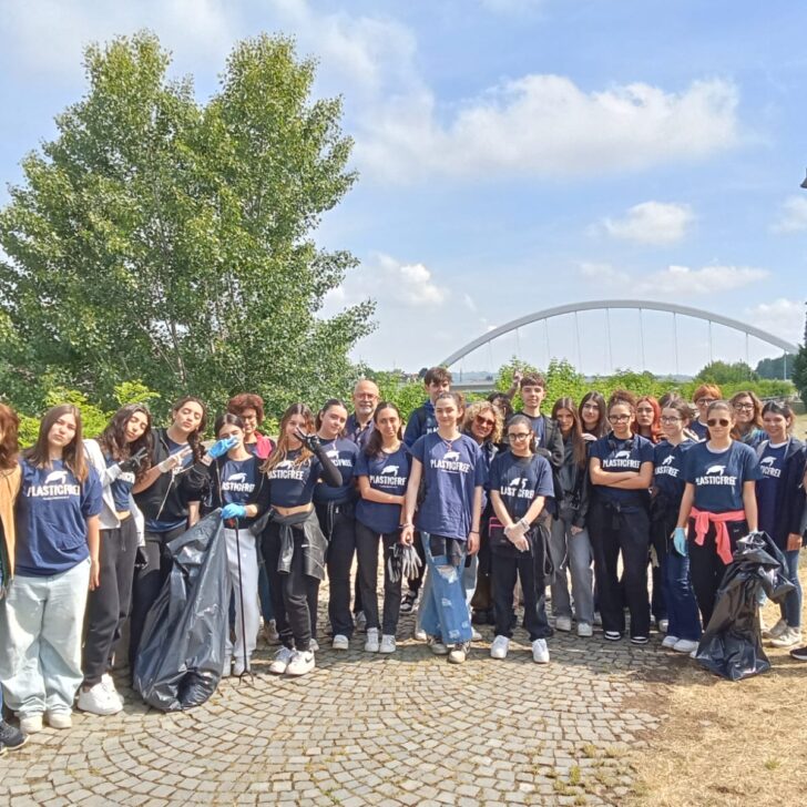Raccolta rifiuti ad Alessandria degli studenti del Liceo Eco insieme all’associazione Plastic Free
