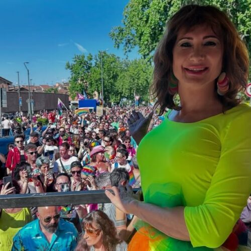 “Stasera ve le canto”: Vladimir Luxuria accende la vigilia dell’AL Pride alla Casa di Quartiere