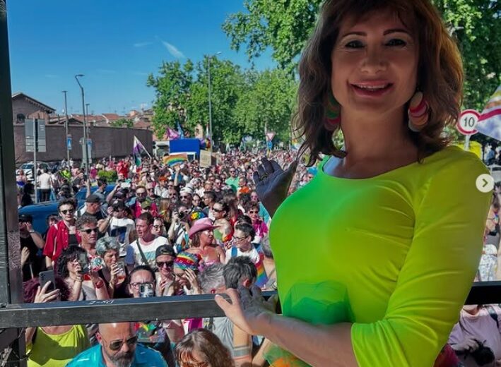 “Stasera ve le canto”: Vladimir Luxuria accende la vigilia dell’AL Pride alla Casa di Quartiere
