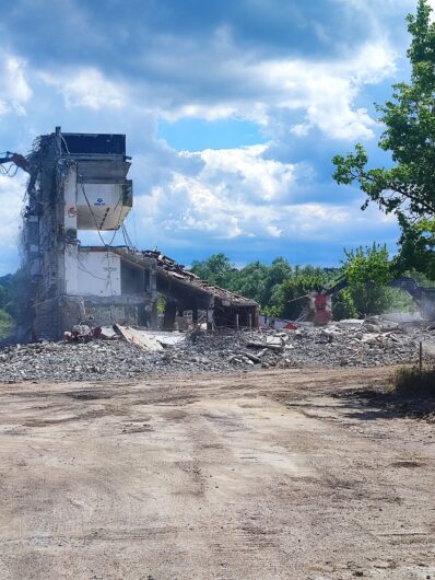 Quasi ultimato l’abbattimento della vecchia piscina di Valenza ma lavori in ritardo di 2 mesi