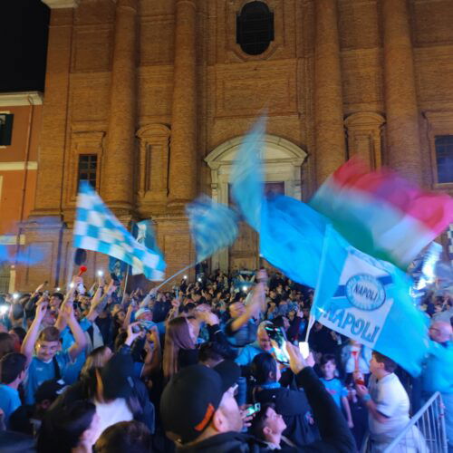 Napoli campione d’Italia e anche Alessandria si tinge di azzurro: la festa in piazza Santo Stefano
