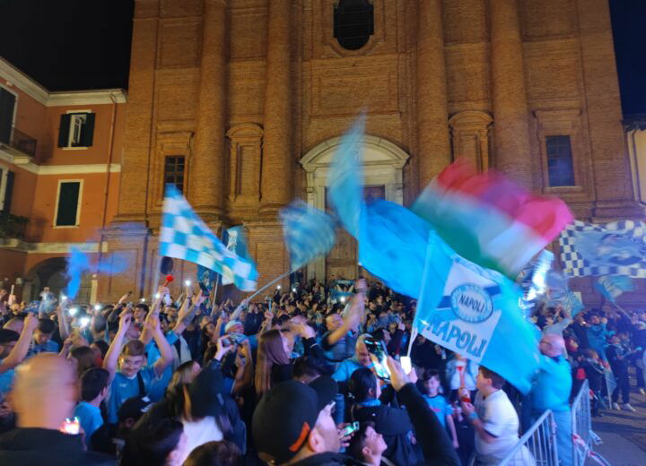 Napoli campione d’Italia e anche Alessandria si tinge di azzurro: la festa in piazza Santo Stefano