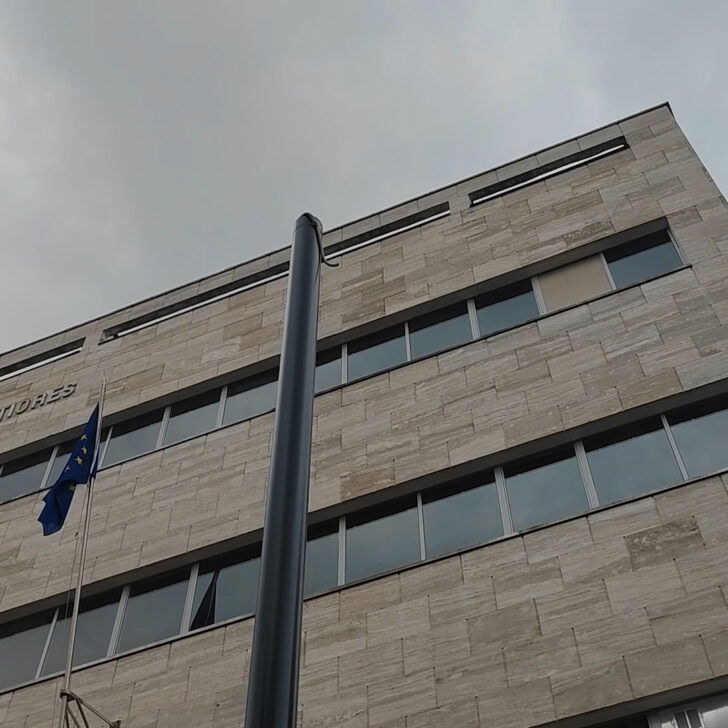 Nuove aree pedonali ad Alessandria: ecco i primi pali per le telecamere di controllo dei varchi