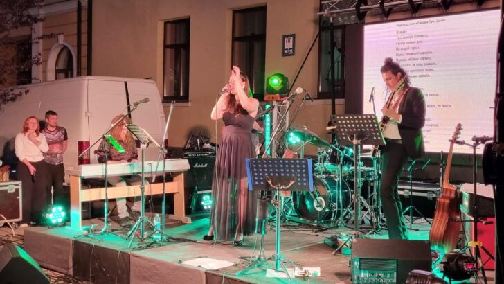 Un giorno di musica e sport in Ucraina: artisti e sportivi regalano un sorriso a Ivano Frankivs’k