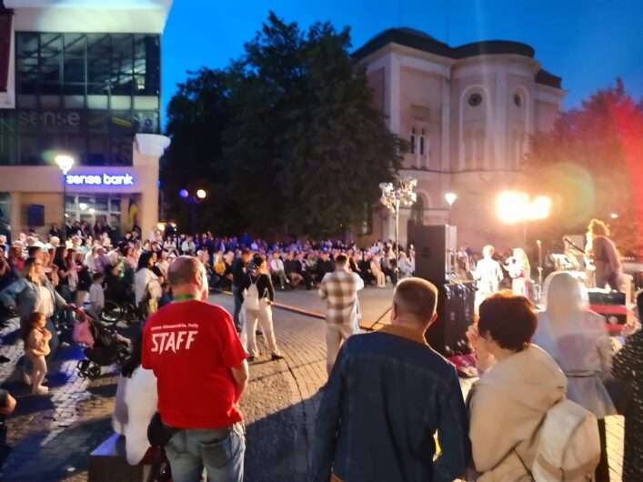 Un giorno di musica e sport in Ucraina: artisti e sportivi regalano un sorriso a Ivano Frankivs’k