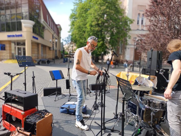 Un giorno di musica e sport in Ucraina: artisti e sportivi regalano un sorriso a Ivano Frankivs’k