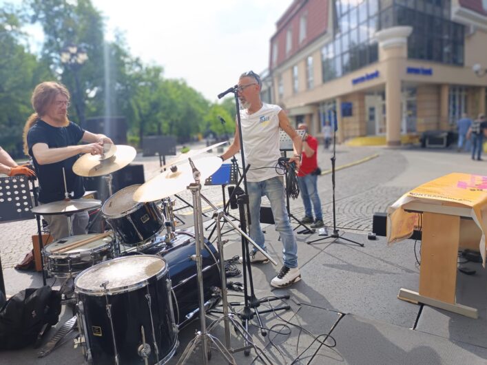 Un giorno di musica e sport in Ucraina: artisti e sportivi regalano un sorriso a Ivano Frankivs’k