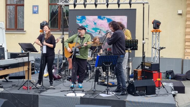 Un giorno di musica e sport in Ucraina: artisti e sportivi regalano un sorriso a Ivano Frankivs’k