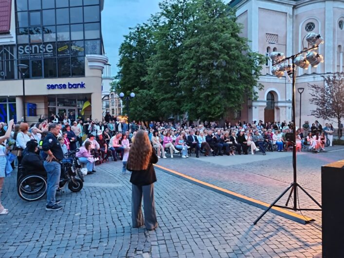 Un giorno di musica e sport in Ucraina: artisti e sportivi regalano un sorriso a Ivano Frankivs’k