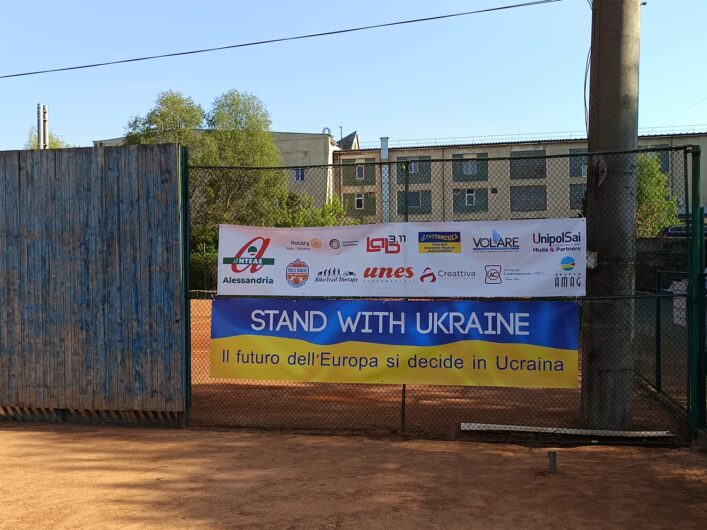 Un giorno di musica e sport in Ucraina: artisti e sportivi regalano un sorriso a Ivano Frankivs’k