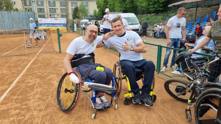 Un giorno di musica e sport in Ucraina: artisti e sportivi regalano un sorriso a Ivano Frankivs’k