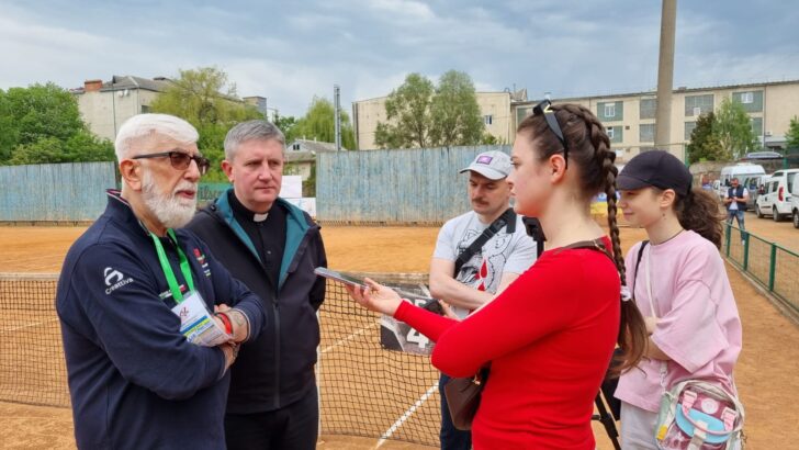 Un giorno di musica e sport in Ucraina: artisti e sportivi regalano un sorriso a Ivano Frankivs’k