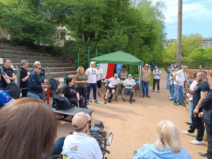 Un giorno di musica e sport in Ucraina: artisti e sportivi regalano un sorriso a Ivano Frankivs’k