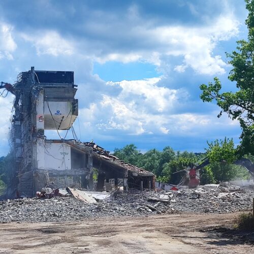 Quasi ultimato l’abbattimento della vecchia piscina di Valenza ma lavori in ritardo di 2 mesi