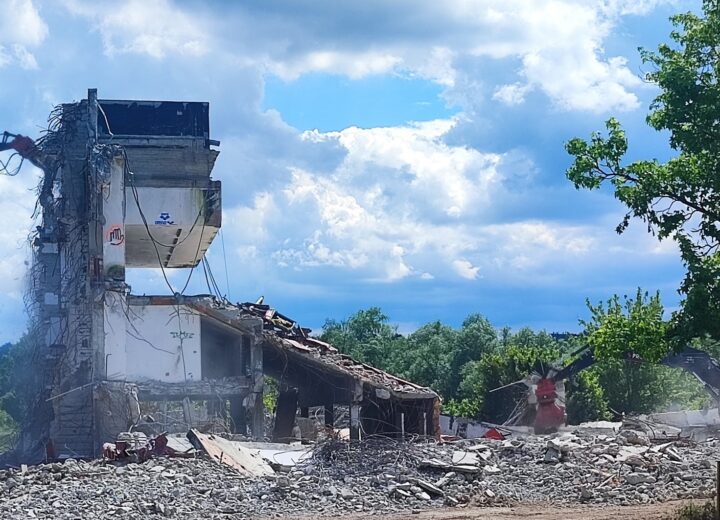 Quasi ultimato l’abbattimento della vecchia piscina di Valenza ma lavori in ritardo di 2 mesi