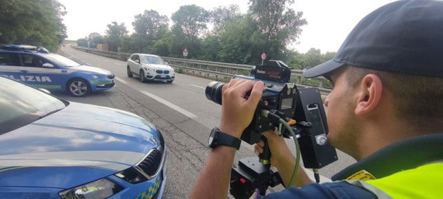 Neopatentata sfreccia a 145 Km all’ora: ritiro della patente e multa. Sanzioni anche per altri 7 automobilisti