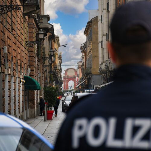 Palpa il sedere a una donna in via Dante ad Alessandria: arrestato dalla Polizia grazie a quattro allievi agenti