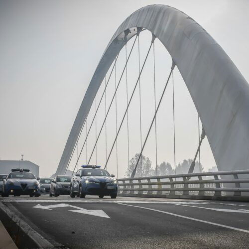 Polizia salva uomo intenzionato a gettarsi dal Ponte Meier