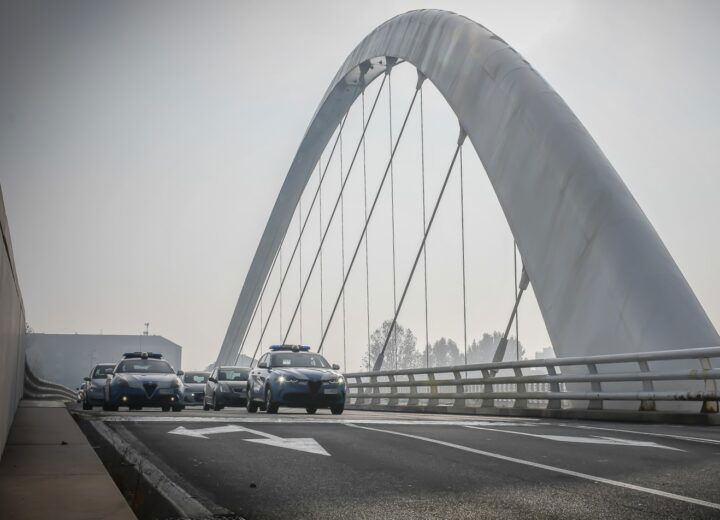 Polizia salva uomo intenzionato a gettarsi dal Ponte Meier