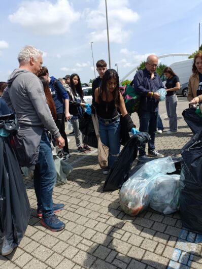 Raccolta rifiuti nelle zone tra i ponti Tiziano e Meier del Comitato Piscina Borgoglio e di Plastic Free