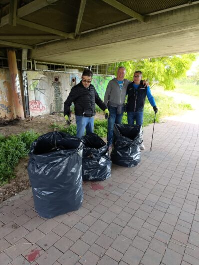 Raccolta rifiuti nelle zone tra i ponti Tiziano e Meier del Comitato Piscina Borgoglio e di Plastic Free