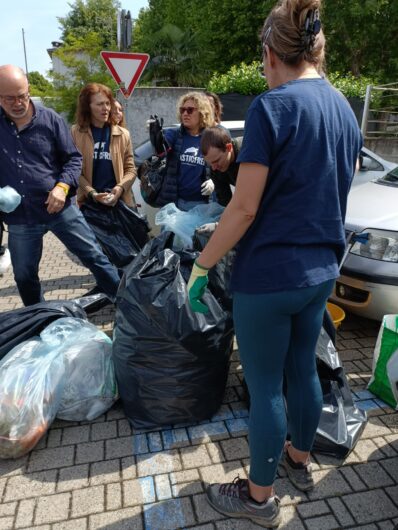 Raccolta rifiuti nelle zone tra i ponti Tiziano e Meier del Comitato Piscina Borgoglio e di Plastic Free