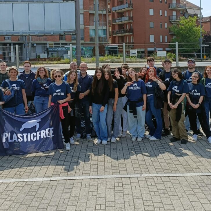 Raccolta rifiuti nelle zone tra i ponti Tiziano e Meier del Comitato Piscina Borgoglio e di Plastic Free