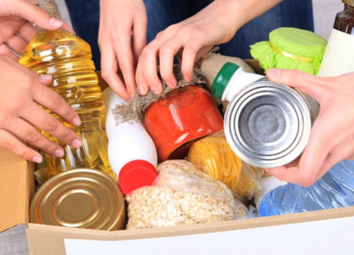 Sabato la raccolta alimentare nei supermercati di Pavia. Da gennaio già distribuiti migliaia di pacchi a famiglie in difficoltà