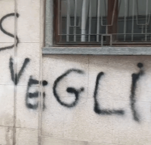 Scritte offensive contro l’Amministrazione sulla facciata del Comune in via Verdi