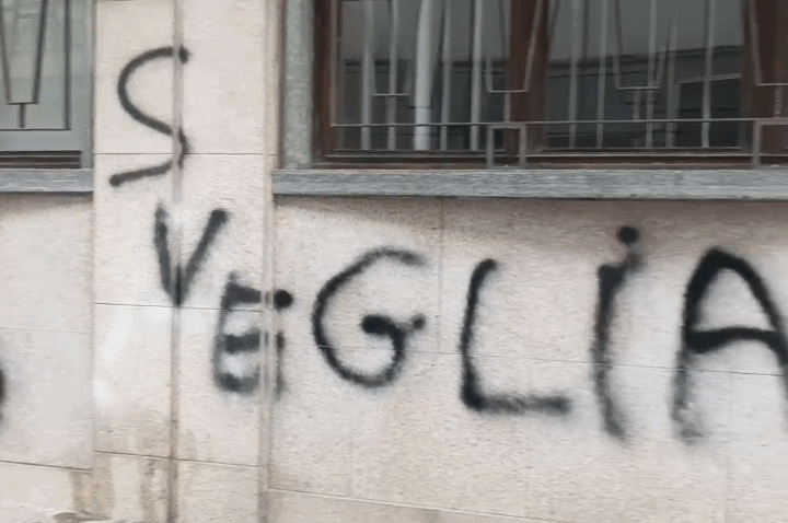 Scritte offensive contro l’Amministrazione sulla facciata del Comune in via Verdi