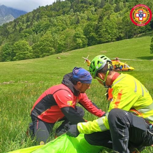 Precipita con il parapendio in fase di atterraggio: soccorsa una donna nel Torinese
