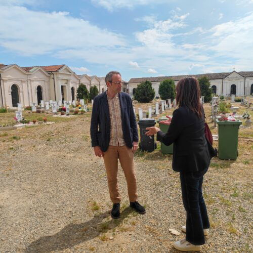 Sopralluogo del sindaco nei cimiteri di Alessandria e la proposta sugli sfalci: “Si utilizzi il diserbo chimico”